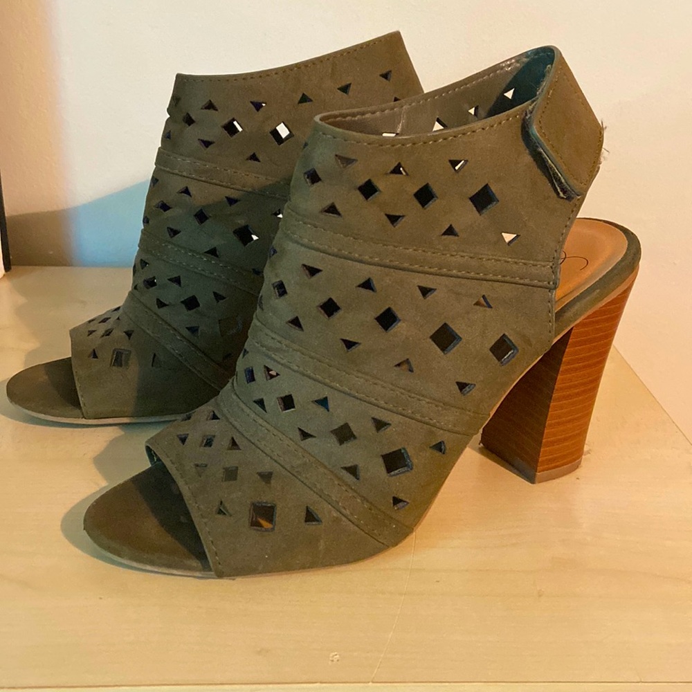 Beautiful green chunky sandal for fall!!